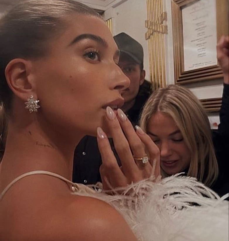 hailey bieber với kiểu nail Glazed-donut